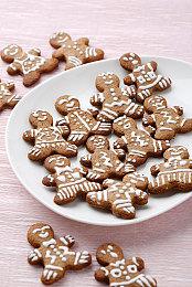 《女神异闻录4：重制版》预告惊现“神秘跑步男”  粉丝表示不满